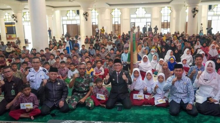 2.014 Siswa Kurang Mampu Terima Beasiswa dari Baznas Padang 1 Baznas Padang menyerahkan beasiswa bagi siswa kurang mampu. (Foto: Dok. Diskominfo Padang)