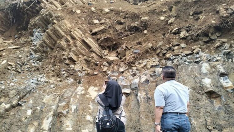 Warga melihat dari dekat bukit dengan bebatuan yang diduga merupakan kekar kolom di Kecamatan Lubukalung, Kabupaten Padangpariaman, Provinsi Sumatera Barat, Kamis (12/10/2023). (ANTARA/Muhammad Zulfikar)