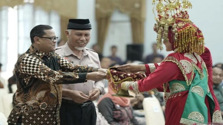 Gubernur Sumbar, Mahyeldi bersama Deputi Pendidikan dan Peran Serta Masyarakat KPK, Dr. Wawan Wardiana di Padang, Kamis (12/10/2023). ANTARA/HO-Biro Adpim Sumbar.