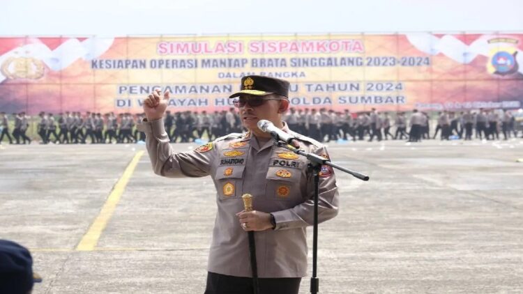 Mantapkan Pengamanan Pemilu 2024, Polda Sumbar Gelar Simulasi 1 Kepala Polda Sumatera Barat, Inspektur Jenderal Polisi Suharyono, saat membuka kegiatan simulasi sistem pengamanan kota di Pangkalan Udara TNI AU Sutan Sjahrir Padang, Sumatera Barat, Kamis (12/10). ANTARA/HO-Polda Sumatera Barat