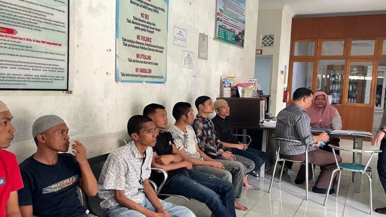 Terapkan Restorative Justice, Kejari Bukittinggi Rehab Tujuh Terpidana Narkotika 1 Tujuh tersangka kasus narkotika yang akhirnya menjalani rehabilitasi setelah dilakukan penyelesaian perkara tindak pidana penyalahgunaan narkotika oleh Kejari Bukittinggi (Antara/Al Fatah)