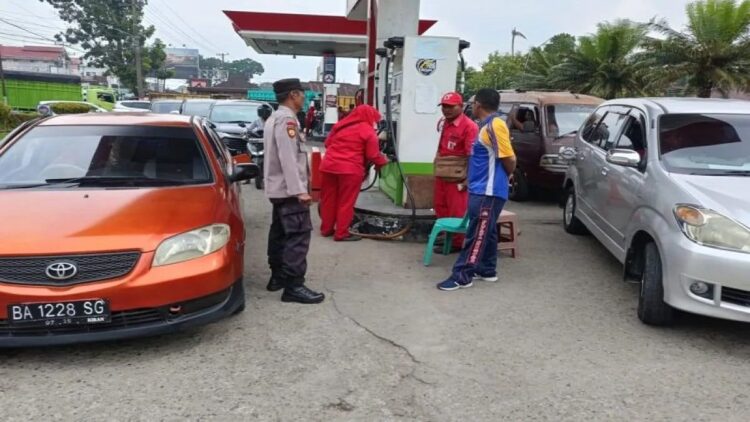 Antisipasi Penyelewengan BBM Subsidi di SPBU, Polres Pasbar Pantau dan Siagakan Personel 1 Jajaran Polres Pasaman Barat saat memantau pendistribusian BBM bersubsidi di salah satu SPBU itu, Sabtu (14/10/2023). Antara/HO-Humas Polres Pasaman Barat.