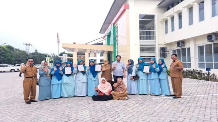 Direktur RSUD Lubukbasung Riko Krisman bersama pegawai RSUD Lubukbasung. Dok Diskominfo Agam