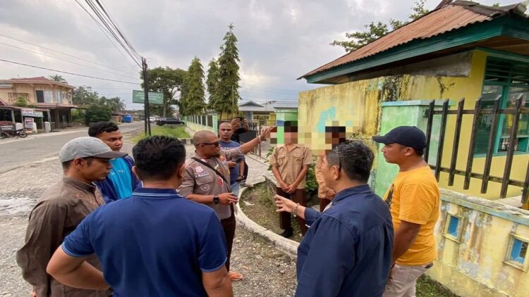 Telat Masuk Sekolah, Dua Siswa di Agam Kedapatan Simpan Ganja 1 Opsnal Satres Narkoba Polres Agam bersama dengan dua siswa. Dok Humas Polres Agam