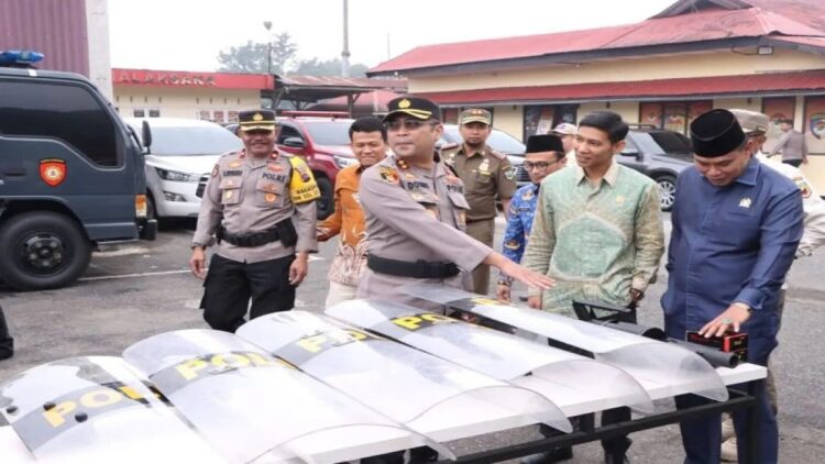 Usai apel gelar pasukan Persiapan Operasi Mantap Brata 2023-2024, Kapolres didampingi Ketua DPRD, Ketua KPU dan Ketua Bawaslu, periksa peralatan pengamanan personel. (Foto: ANTARA)