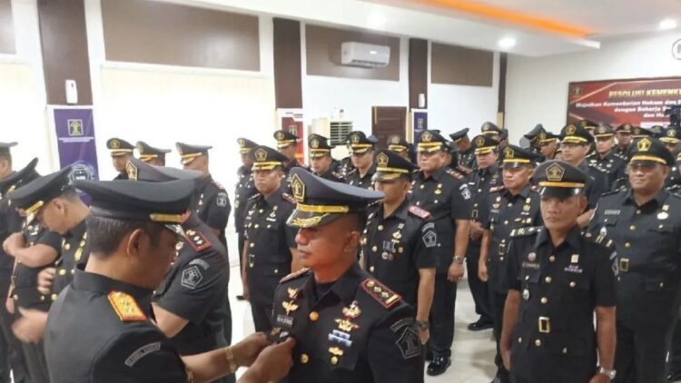 15 Kalapas Dilantik, Kakanwil Kemenkumham Sumbar Minta Program Keterampilan Napi Diperbanyak 1 Kepala Kanwil Kemenkumham Sumatera Barat, Haris Sukamto, melantik puluhan pegawai yang menyandang jabatan baru di Padang, Selasa (17/10). ANTARA/FathulAbdi