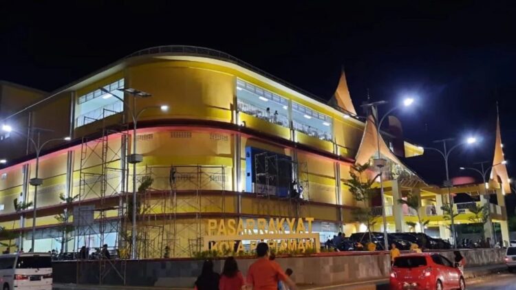 Pejalan kaki melintas di depan bangunan Pasar Rakyat Pariaman, Sumbar. Antara/Aadiaat MS.