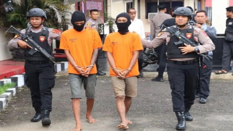 Anggota Polres Agam sedang membawa dua pelaku Curanmor. Dok Humas Polres Agam