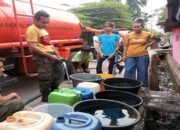 Terdampak Kekeringan, Pemko Padang Salurkan Ribuan Liter Air ke Ratusan KK