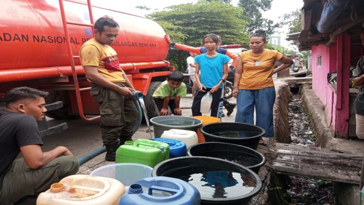 Terdampak Kekeringan, Pemko Padang Salurkan Ribuan Liter Air ke Ratusan KK 1 Pemko Padang menyalurkan air bersih kepada warga di tiga kelurahan terdampak kekeringan. (Foto: Dok. Diskominfo Padang)