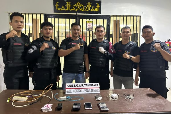 Razia Rutin Rutan Padang, Sejumlah Benda Terlarang Ini Disita Petugas 1 Barang terlarang hasil sitaan yang ditemukan dalam razia di blok tahanan Rutan Kelas IIB Padang. (Foto: Dok. Rutan Padang)