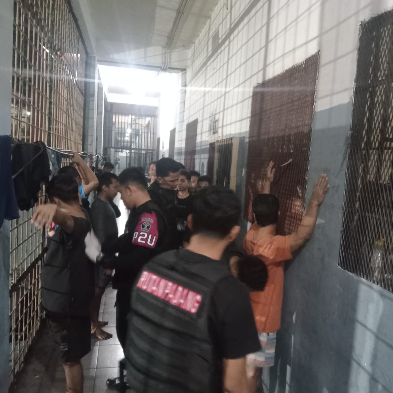 Razia Rutin Rutan Padang, Sejumlah Benda Terlarang Ini Disita Petugas 2 Razia rutin WBP di Rutan Kelas IIB Padang. (Foto: Dok. Rutan Padang)