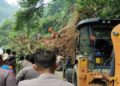 Material Longsor di Jalan Penghubung Talu Pasbar-Pasaman Mulai Dibersihkan