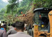 Material Longsor di Jalan Penghubung Talu Pasbar-Pasaman Mulai Dibersihkan