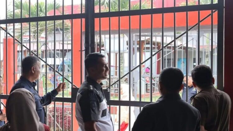 Kalapas Bukittinggi, Marten bersama Ketua Pengadilan Negeri Bukittinggi, Supardi melakukan pengecekan fasilitas penjara di Lapas Kelas IIA Bukittinggi, Sumatera Barat (Antara/Al Fatah)