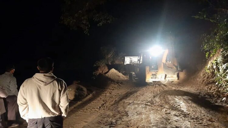 Pascalongsor, Jalan Penghubung Talu Pasbar-Pasaman kembali Lancar 1 Arus kendaraan menuju Talu Talamau Pasaman Barat kembali lancar setelah material longsor dibersihkan, Jumat (20/10/2023). Antara/HO- Kecamatan Talamau.