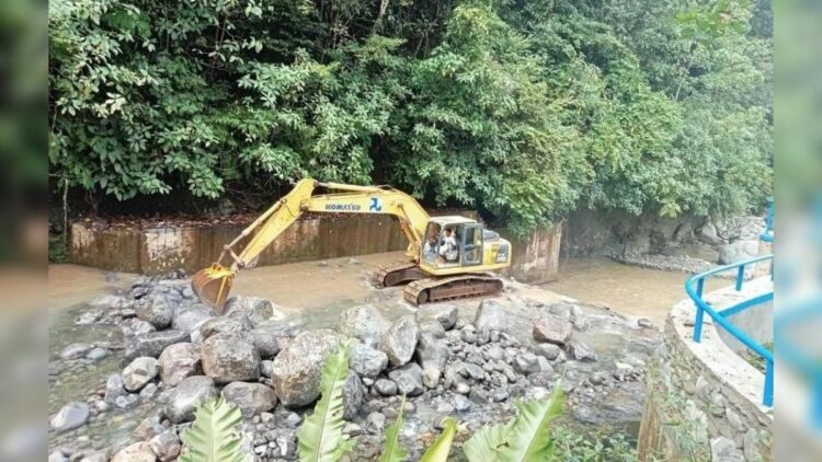 Pasokan Air Bersih Terganggu akibat Kekeringan, Pemko Padang Normalisasi Sungai 1 Pemko Padang dibantu BWS V melakukan normalisasi sungai terdampak kekeringan. (Foto: Dok. Diskominfo Padang)