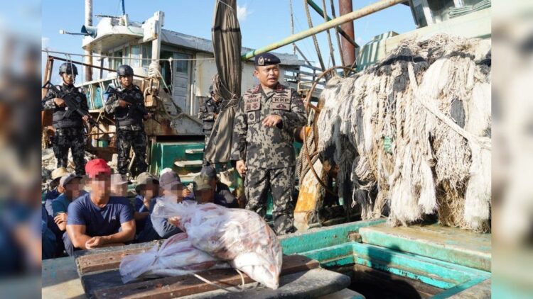 Perketat Pengawasan Illegal Fishing, KKP Tangkap Satu Kapal Ikan Asing di Selat Malaka 1 Direktur Jenderal Pengawasan Sumber Daya Kelautan dan Perikanan (PSDKP), Laksda TNI Adin Nurawaluddin, meninjau Kapal Ikan Asing (KIA) berbendera Malaysia bernama KM PKFB 1032 yang tertangkap melakukan illegal fishing di WPPNRI 571 Selat Malaka. (Foto:Dok. KKP)