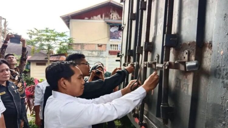 KPU Agam Terima 5.784 Bilik Suara Tambahan untuk Pemilu 2024 1 Ketua KPU Agam Herman Susilo sedang memotong segel di pintu mobil yang membawa bilik suara, Senin (23/10). Dok Antara/Yusrizal