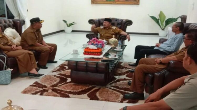 Pemkab Agam Percepat Sertifikasi Rumah Relokasi Korban Gempa 2009 1 Bupati Agam Andri Warman bersama kepala OPD. Dok Diskominfo Agam