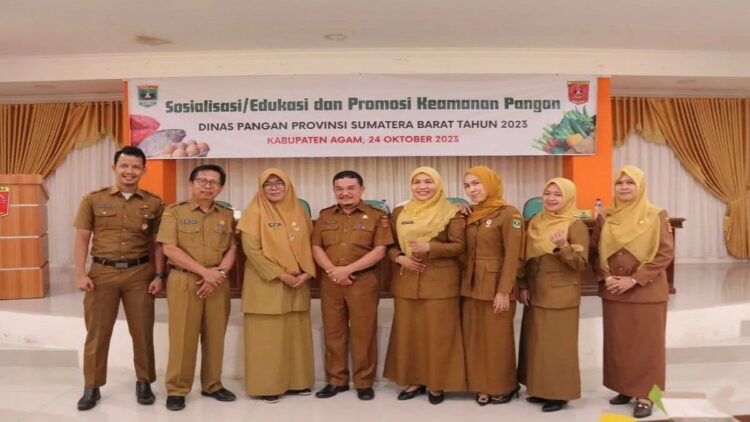 Jangan Terpancing Hoaks, Pemkab Agam Ajak Masyarakat Cerdas Pilih Pangan yang Dikonsumsi 1 Asisten II Bidang Pembangunan dan Perekonomian Sekretaris Daerah Agam Jetson bersama dengan Dinas Pangan Sumbar. Dok Diskominfo Agam