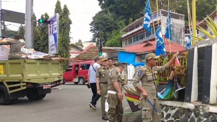 Langgar Perda, Satpol PP Bukittinggi Copot Atribut Kampanye Politik 1 Satpol PP Bukittinggi menertibkan sejumlah alat peraga kampanye berupa spanduk dan baliho yang dinyatakan melanggar peraturan daerah tentang ketertiban umum (Antara/Al Fatah)