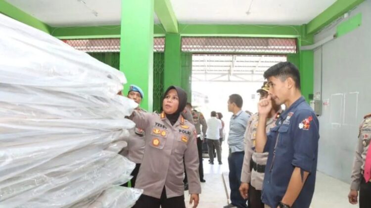 Pastikan Keamanan Logistik Pemilu 2024, Polresta Bukittinggi Cek Gudang KPU 1 Kapolresta Bukittinggi, Kombes Pol Yessi Kurniati didampingi Ketua KPU Bukittinggi, Satria Putra saat melakukan pengecekan logistik Pemilu (Antara/Al Fatah)