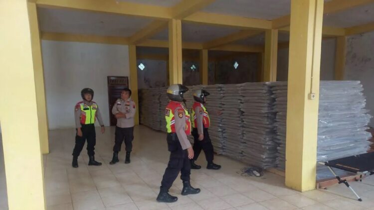 Petugas Polres Pasaman Barat saat melakukan pengecekan langsung setiap hari ke gudang logistik di Kantor KPU untuk memastikan keamanan logistik itu, Kamis (26/10/2023). Antara/Kapolres Pasaman Barat.