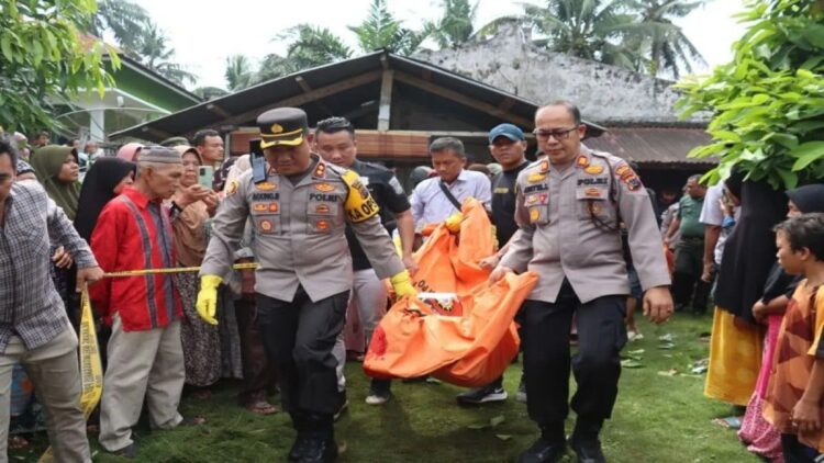 Kepala Polres Pasaman Barat AKBP Agung Basuki bersama anggota saat mengevakusi dua orang warga di Kinali yang ditemukan tidak bernyawa diduga korban pembunuhan, Kamis (26/10/2023). Antara/HO-Humas Polres Pasaman Barat.