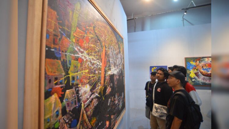Pameran Seni Rupa di Padang Diikuti Puluhan Perupa dari Beberapa Negara 1 Pameran seni rupa diikuti puluhan perupa dari berbagai negara. (Foto: Dok. Infopublik)