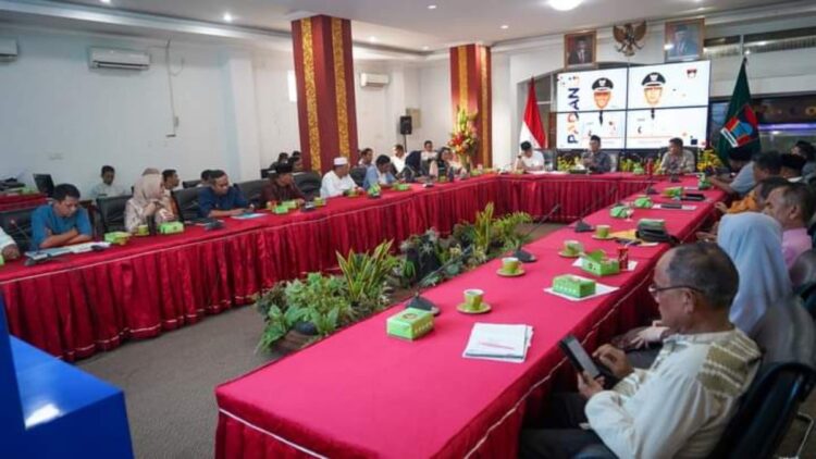 Pemko Targetkan Pembukaan 6 Koridor Trans Padang Tuntas Tahun Ini 1 Pemko Padang menggelar rapat membahas program unggulan. (Foto: Dok. Diskominfo Padang)