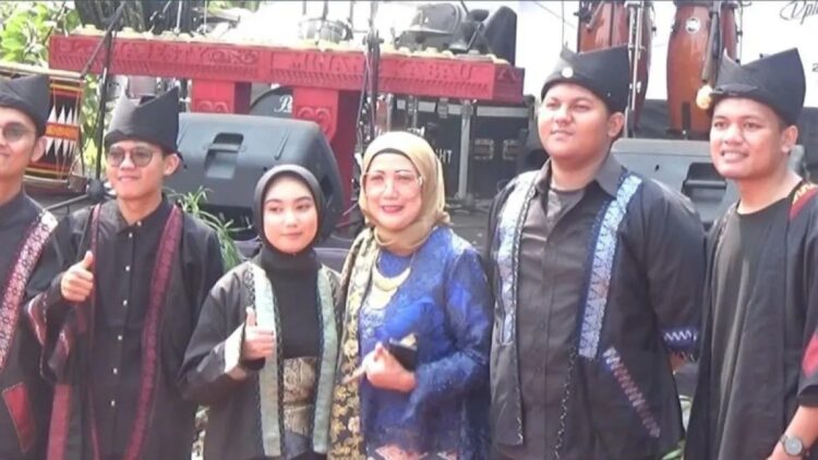 Tarik Kunjungan Wisatawan, Pemko Padang Gelar Festival Bukik Gado-gado 1 Anggota DPRD Kota Padang, Irawati Meuraksa (baju biru) berfoto bersama dengan peserta Festival Bukik Gado-Gado pada Minggu,(29/10/2023). Iven budaya itu sebagai upaya menarik wisatawan ke destinasi tersebut. (ANTARA-Melani Friati)