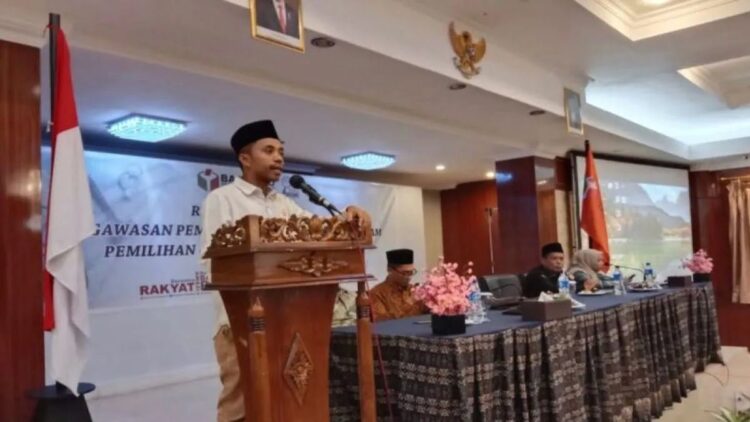 Koordinasi Devisi Pencegahan Partisipasi Masyarakat dan Humas Bawaslu Agam Yuhendra memberikan arahan saat rapat koordinasi di Hotel Sakura Syariah Lubuk Basung, Senin (30/10). Dok Antara/Yusrizal