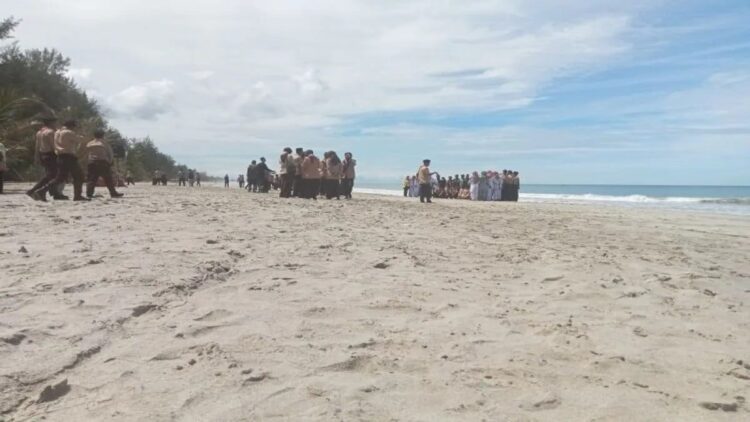 Kondisi Pantai Sikabau Kecamatan Koto Balingka Kabupaten Pasaman Barat yang menjadi destinasi wisata daerah itu. Saat ini Sabtu (28/10/2023) ada seorang anak SD tenggelam saat berenang di pantai itu. (Antara/Altas Maulana)