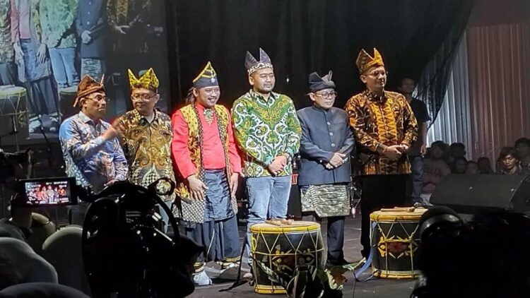 Sastrawan A.A Navis Dianugerahi sebagai Maestro pada PKD 2023 1 Wakil Gubernur Sumatera Barat Audy Joinaldy (batik hijau) membuka kegiatan Pekan Kebudayaan Daerah 2023 di Padang, Senin malam (2/10/2023). ANTARA/Muhammad Zulfikar.
