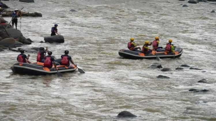 Arung Jeram di Batang Sinamar Kecamatan Lintau Buo Utara (Antara/HO).