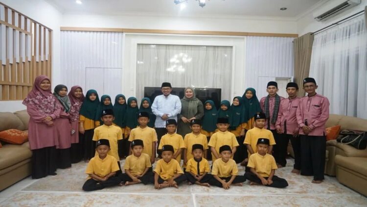 Foto bersama Bupati Tanahdatar Eka Putra didampingi isteri Ny. Lise Eka Putra bersama para hafiz Al-Qur'an (Antara/HO).