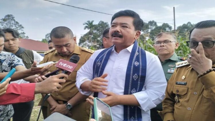 Menteri ATR/BPN Sebut 352 Ribu Ha Tanah Ulayat di Sumbar bakal Disertifikatkan 1 Menteri Agraria dan Tata Ruang/Badan Pertanahan Nasional ATR/BPN Hadi Tjahjanto saat diwawancarai awak media massa di Kabupaten Tanahdatar, Selasa, (10/10/2023). ANTARA/Muhammad Zulfikar.