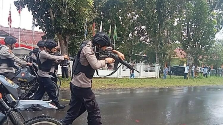 Personel Polres Pasaman Barat saat menggelar simulasi pengamanan Pemilu 2024 di depan Kantor KPU setempat beberapa waktu lalu. Antara/Altas Maulana.