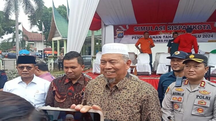 Pemkab Pasbar Perkirakan Anggaran Pilkada yang Disediakan di APBD Perubahan Capai Rp18 Miliar 1 Bupati Pasaman Barat Hamsuardi (peci putih) menegaskan akan mematuhi surat edaran Kemendagri terkait penyediaan anggaran Pilkada 2024. Antara/Altas Maulana.