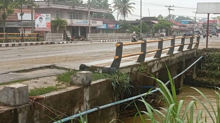 Kondisi jembatan Panapa Lubuk Sikaping Kabupaten Pasaman yang sudah mulai retak dan amblas dikikis air sungai. Masyarakat mengharapkan jembatan itu segera diperbaiki oleh pemerintah setempat. Antara/Altas Maulana.