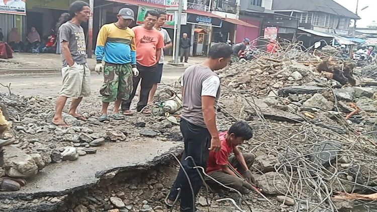 Jadi Penyebab Banjir Bandang, BPBD Pasaman Bersihkan Material yang Sumbat Aliran Sungai 1 Tim gabungan BPBD Pasaman terus berupaya membersihkan material yang menyumbat aliran Sungai Batang Paninggalan Pasa Lamo Lubuk Sikaping yang menyebabkan air meluap merendam ratusan rumah warga, Selasa (17/10/2023). (ANTARA/Altas Maulana).