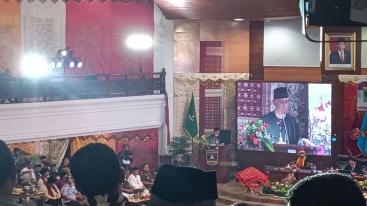Gubernur Sumatera Barat, Mahyeldi saat memberikan sambutan dalam peringatan Hari Jadi ke-78 Sumbar, Minggu (1/10/2023). (ANTARA/Miko Elfisha)