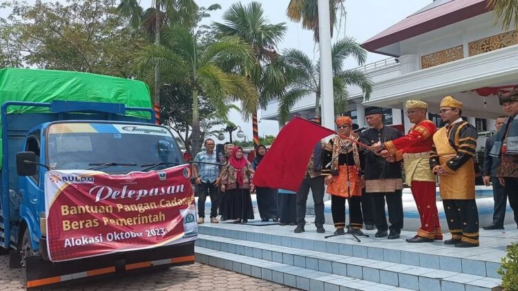 Stabilkan Harga Pangan, Pemprov Sumbar Salurkan Beras Bantuan Pemerintah 1 Gubernur Sumbar Mahyeldi melepas penyaluran beras bantuan untuk stabilisasi harga di Padang, Minggu (1/10/2023). (ANTARA/Miko Elfisha)