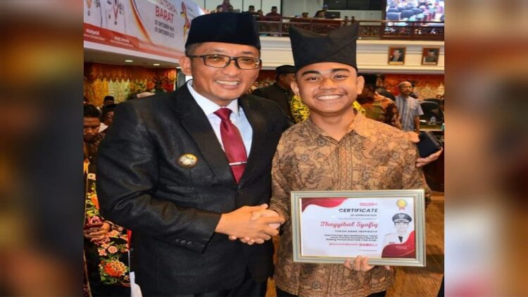 Siswa SMP Ar Risalah Padang meraih Tokoh Anak Inspiratif Sumbar berfoto dengan Wako Padang Hendri Septa. (Foto: Dok. Infopublik)