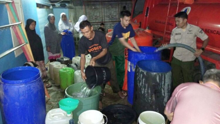 Pemko Padang menyalurkan air bersih kepada warga. (Foto: Dok. Diskominfo Padang)