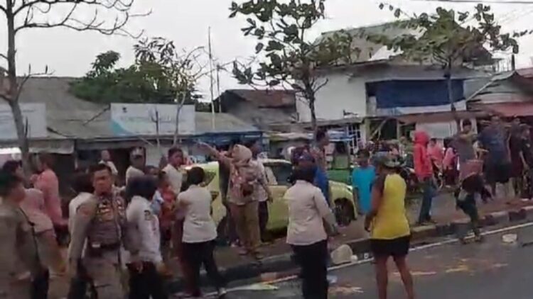 Penertiban PKL di Pantai Padang Ricuh, Anggota Satpol PP Dilempar Batu-Disiram Air Cabai 1 Penertiban PKL di Pantai Padang berlangsung ricuh. (Foto: Dok. Satpol PP Padang)