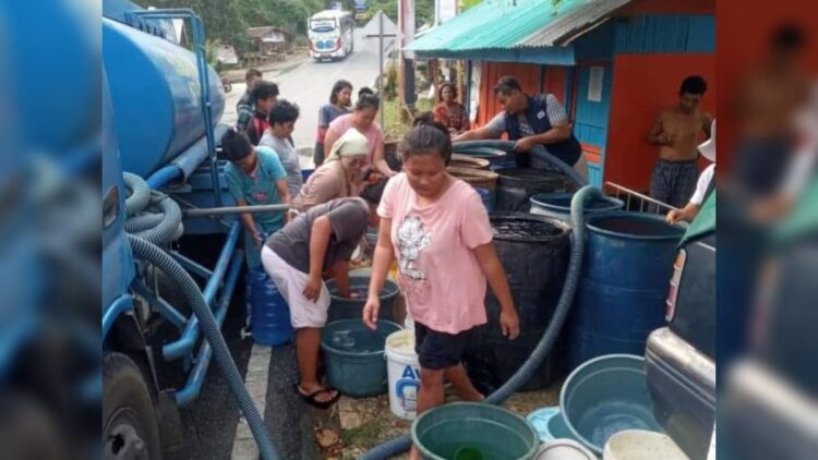 Dampak Kemarau, Perumda AM Padang Minta Warga Hemat Air 1 Pemko Padang membagikan air bersih kepada warga. (Foto: Dok. Diskominfo Padang)