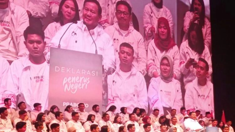 Calon Presiden dari Koalisi Indonesia Maju (KIM) Prabowo Subianto dalam deklarasi relawan muda yang tergabung dalam Penerus Negeri di Djakarta Theater, Jakarta, Sabtu (28/10/2023). (ANTARA/Sanya Dinda)