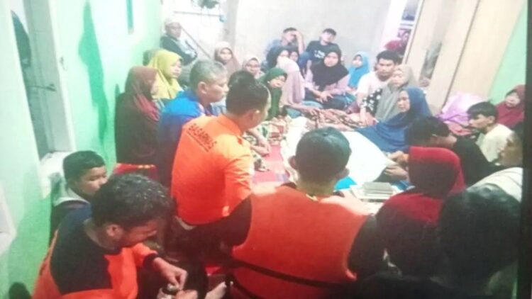 Jenazah anak yang tenggelam setelah terseret ombak di Pantai Sikabau, Kecamatan Koto Balingka, Kabupaten Pasaman Barat, Provinsi Sumatera Barat, sudah sampai di rumah duka pada Minggu (29/10/2023) (ANTARA/HO-BPBD Pasaman Barat)